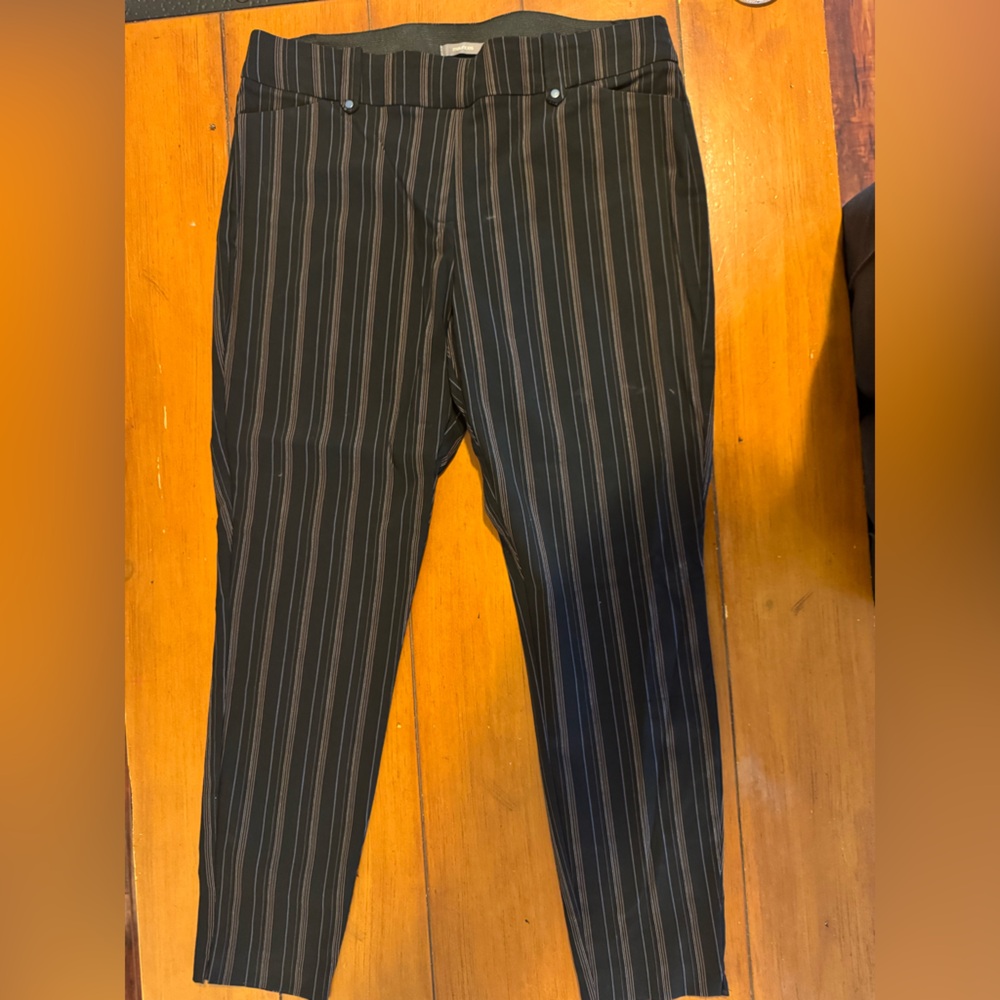 Pin strip black pants. Tapered crop leg.